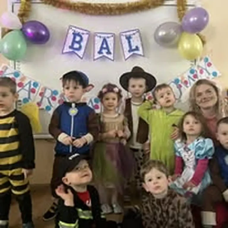 Dzieci w przebraniach podczas balu karnawałowego w Akademii Zdrowego Malucha