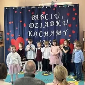 Występ dzieci z okazji Dnia Babci i Dziadka w Akademii Zdrowego Malucha