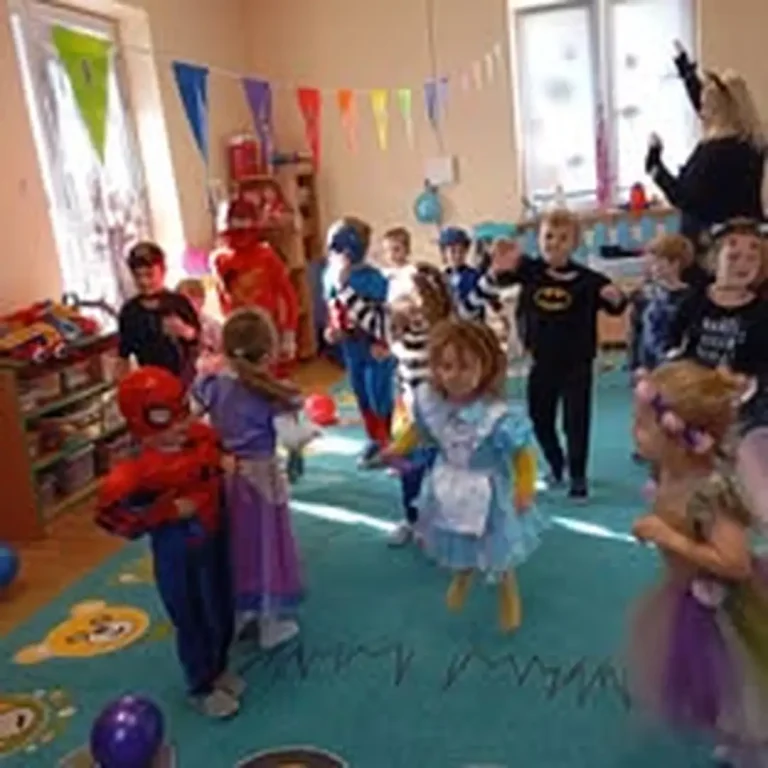 Dzieci świętujące Dzień Postaci z Bajek w Akademii Zdrowego Malucha